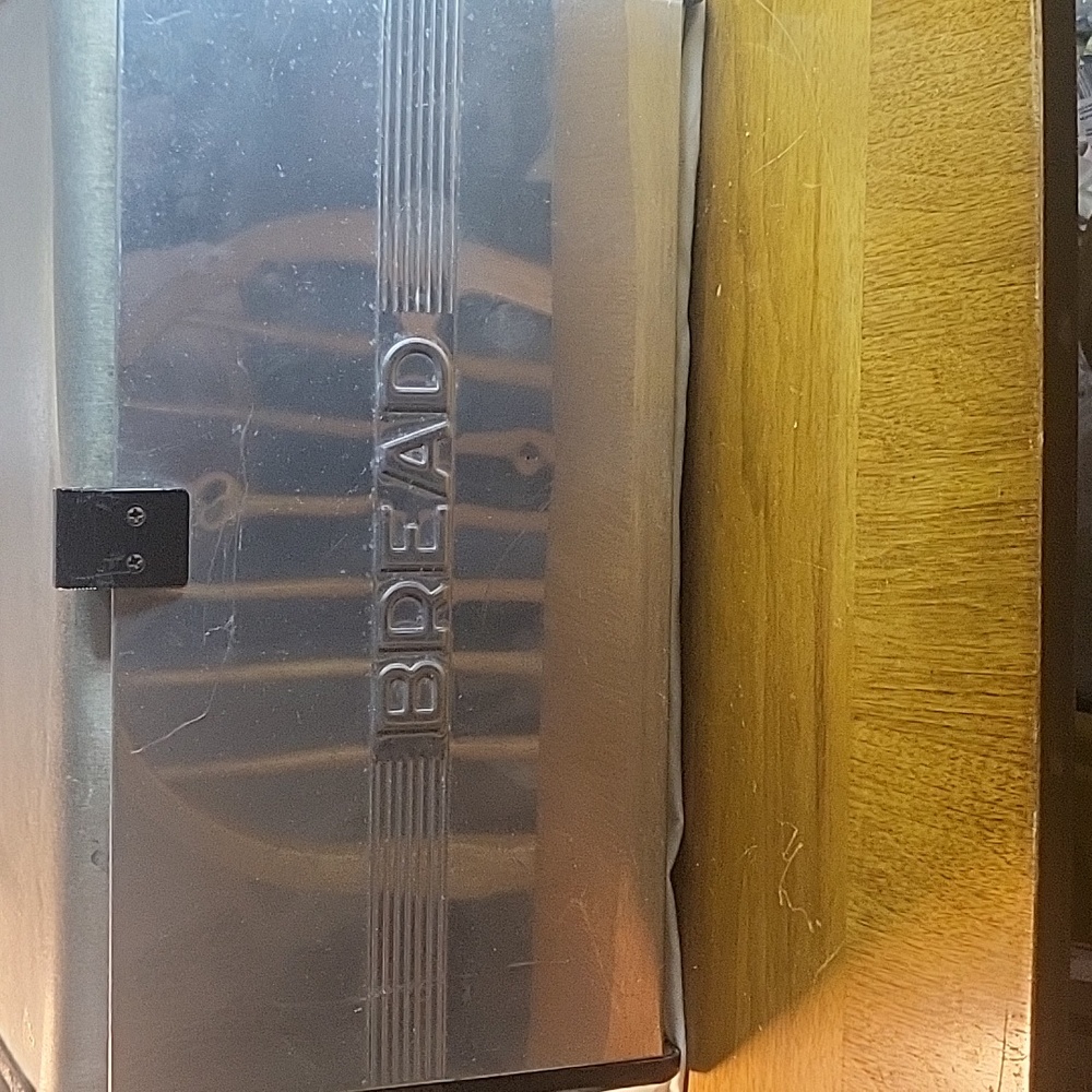 Reto bread box